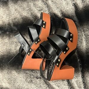 Jomo Cape Robbin Heels, Size 10